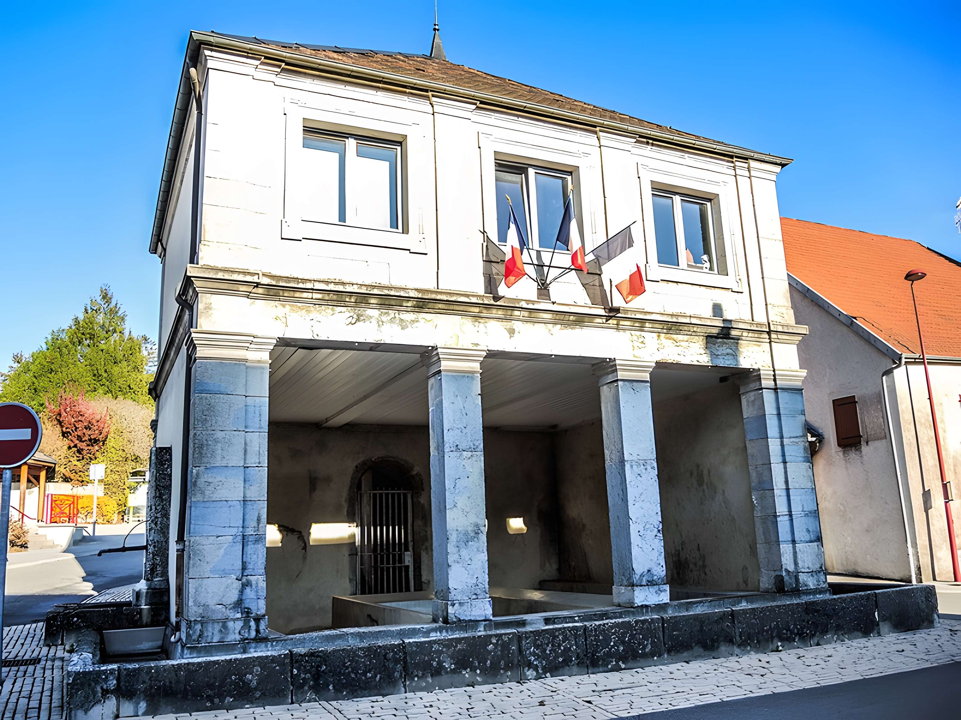 Mairie-lavoir de Gennes