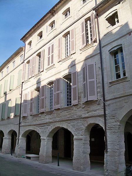 Photo de Maison à arcades Place de l'Église à Villeneuve-lès-Avignon