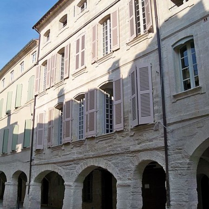 Photo de Maison à arcades Place de lÉglise à Villeneuve-lès-Avignon