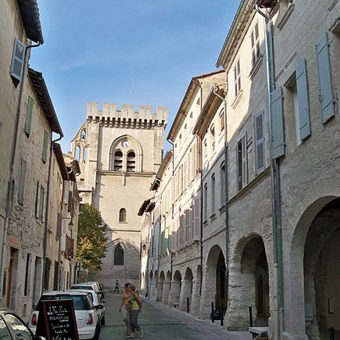 Photo de Maison à arcades Place de lÉglise à Villeneuve-lès-Avignon