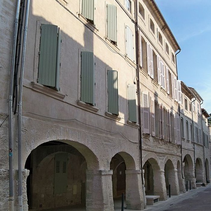 Photo de Maison à arcades Place de lÉglise à Villeneuve-lès-Avignon