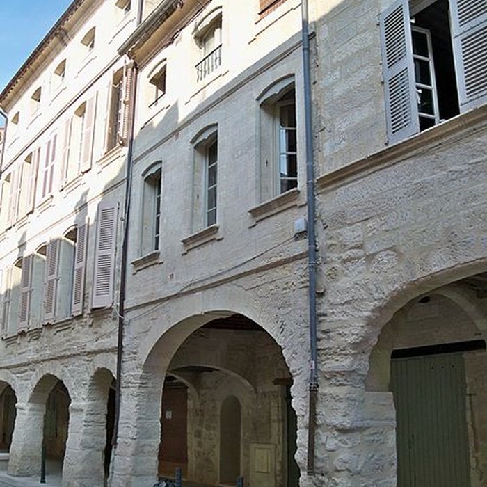 Photo de Maison à arcades Place de lÉglise à Villeneuve-lès-Avignon