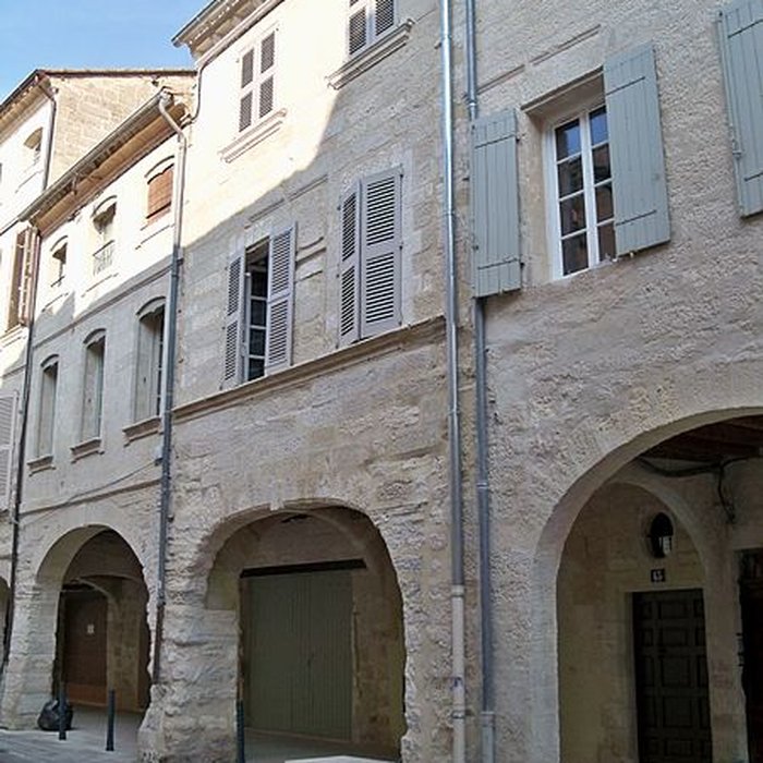 Photo de Maison à arcades Place de lÉglise à Villeneuve-lès-Avignon