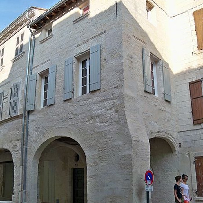 Photo de Maison à arcades Place de lÉglise à Villeneuve-lès-Avignon