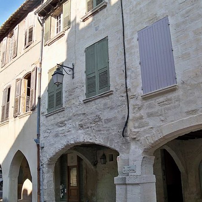 Photo de Maison à arcades Place de lÉglise à Villeneuve-lès-Avignon