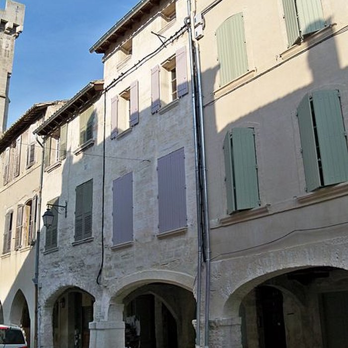 Photo de Maison à arcades Place de lÉglise à Villeneuve-lès-Avignon