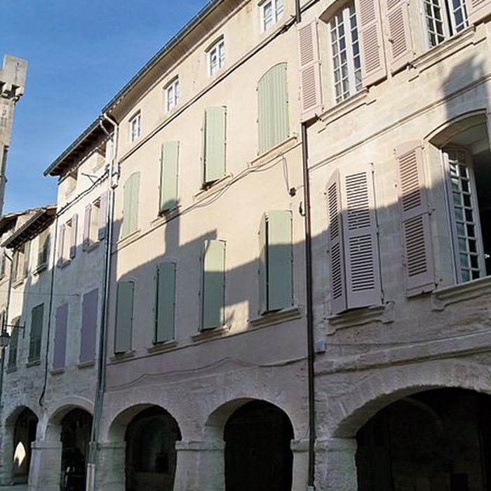 Photo de Maison à arcades Place de lÉglise à Villeneuve-lès-Avignon