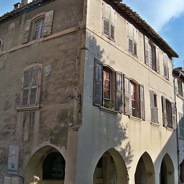 Maison à arcades Place de lÉglise à Villeneuve-lès-Avignon