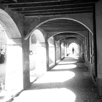 Maison à arcades Place de lÉglise à Villeneuve-lès-Avignon