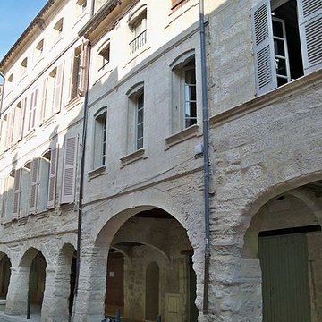 Maison à arcades Place de lÉglise à Villeneuve-lès-Avignon