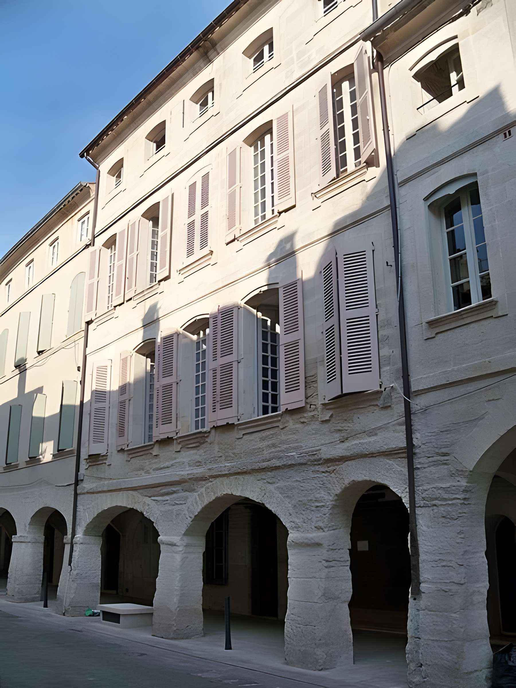 Maison à arcades Place de l'Église à Villeneuve-lès-Avignon 