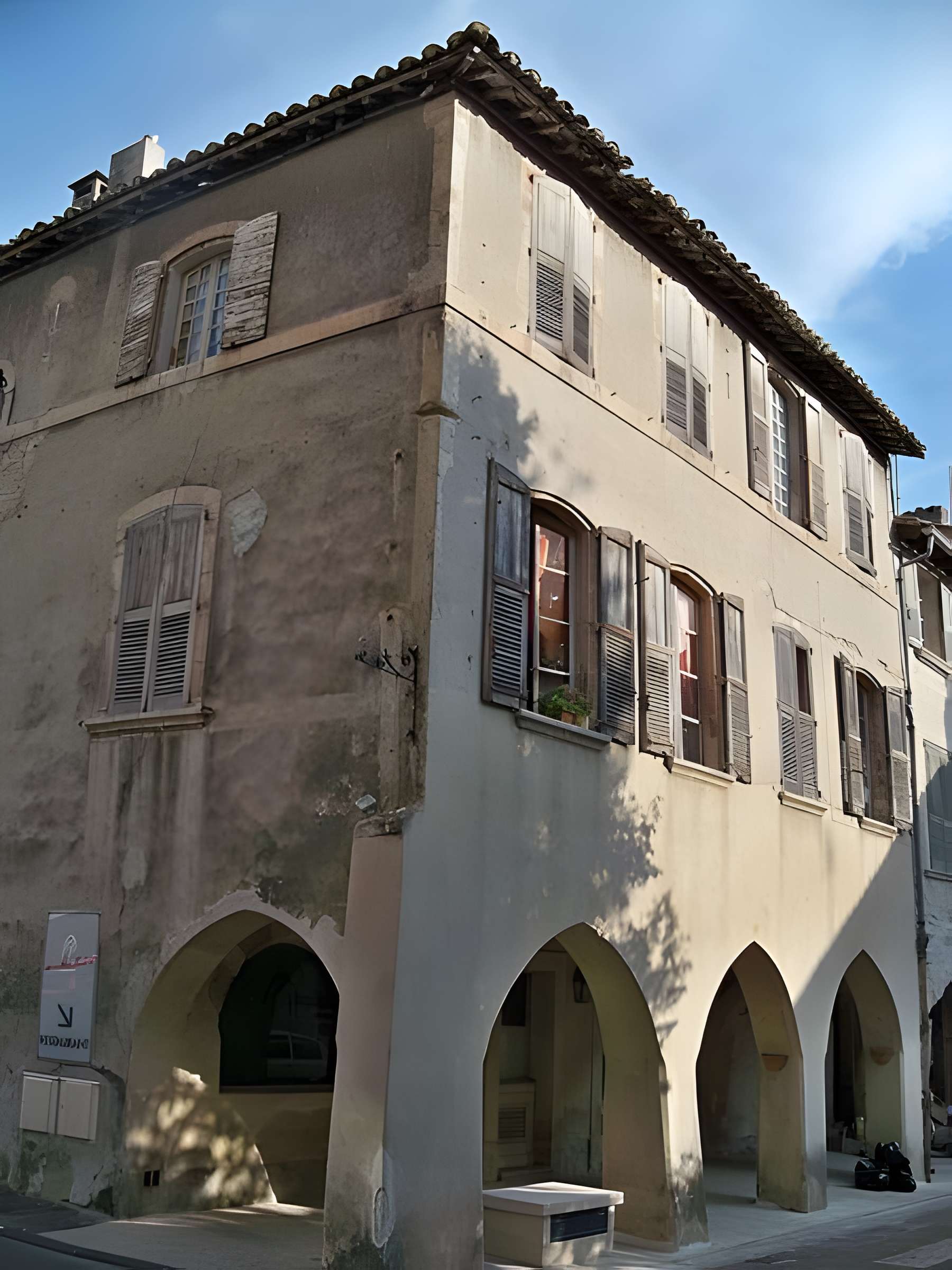 Maison à arcades Place de l'Église à Villeneuve-lès-Avignon