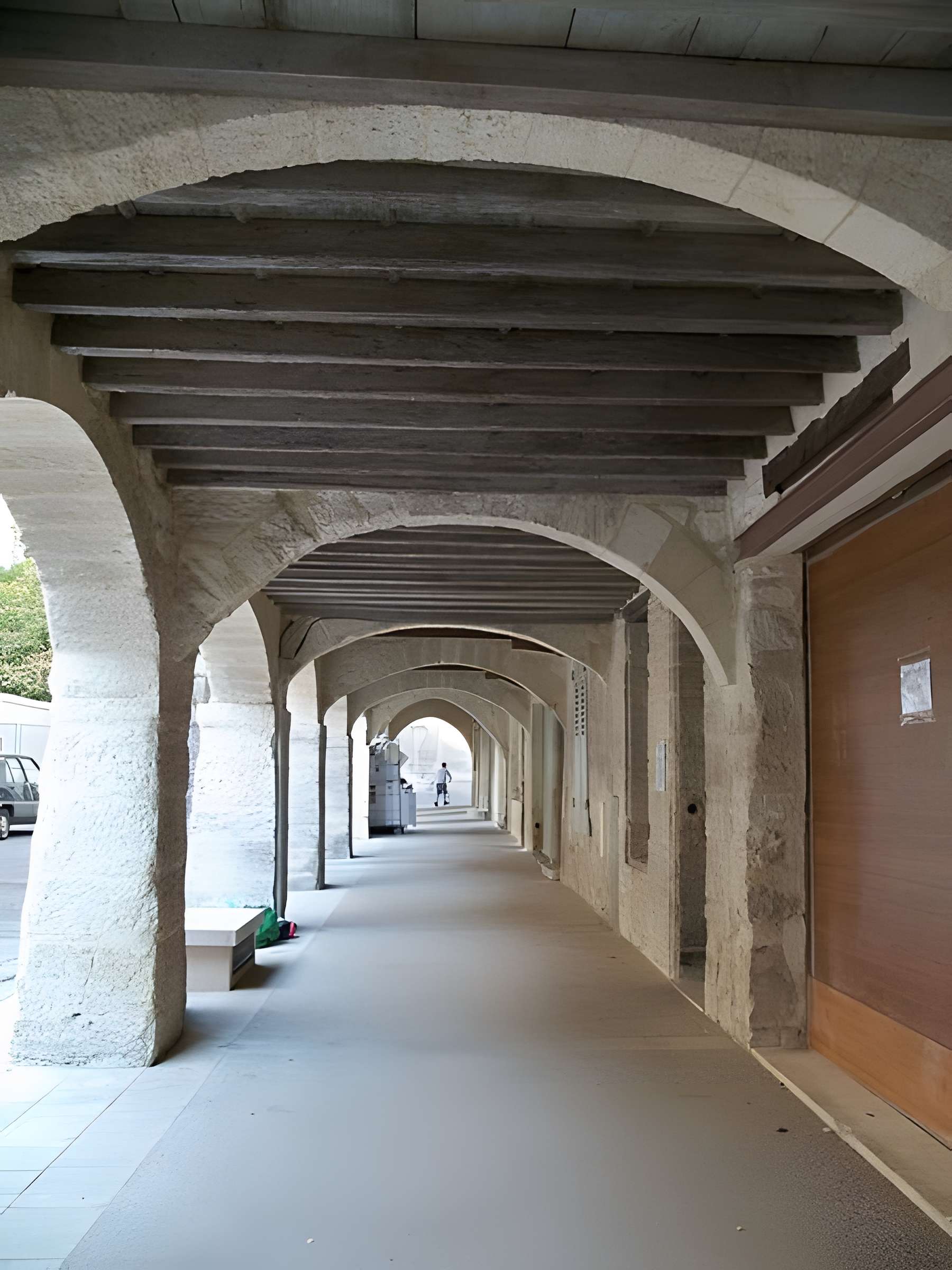 Maison à arcades Place de l'Église à Villeneuve-lès-Avignon