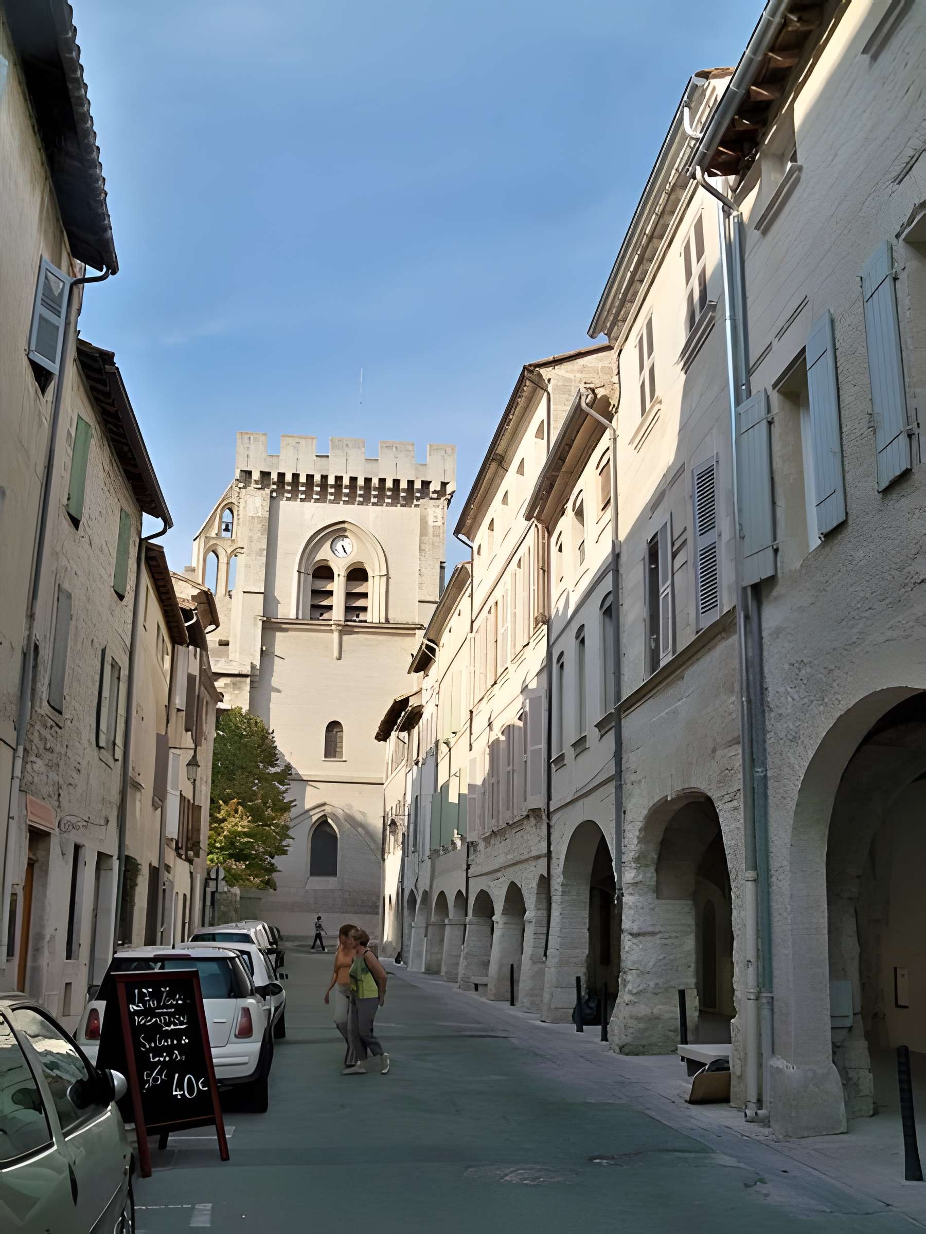 Maison à arcades Place de l'Église à Villeneuve-lès-Avignon
