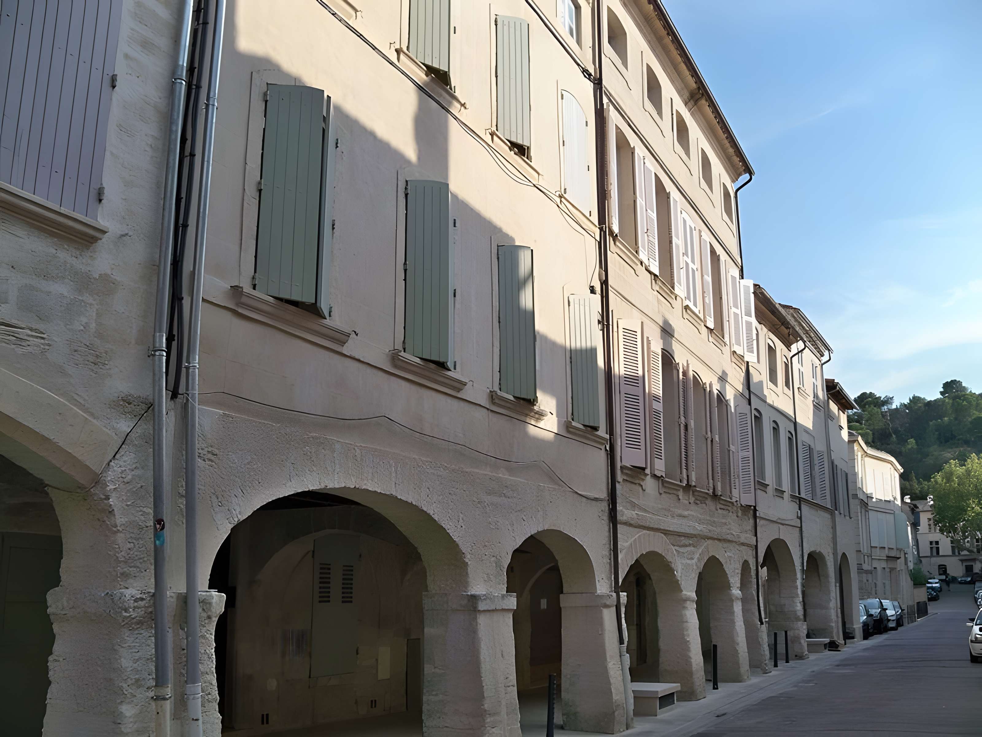 Maison à arcades Place de l'Église à Villeneuve-lès-Avignon