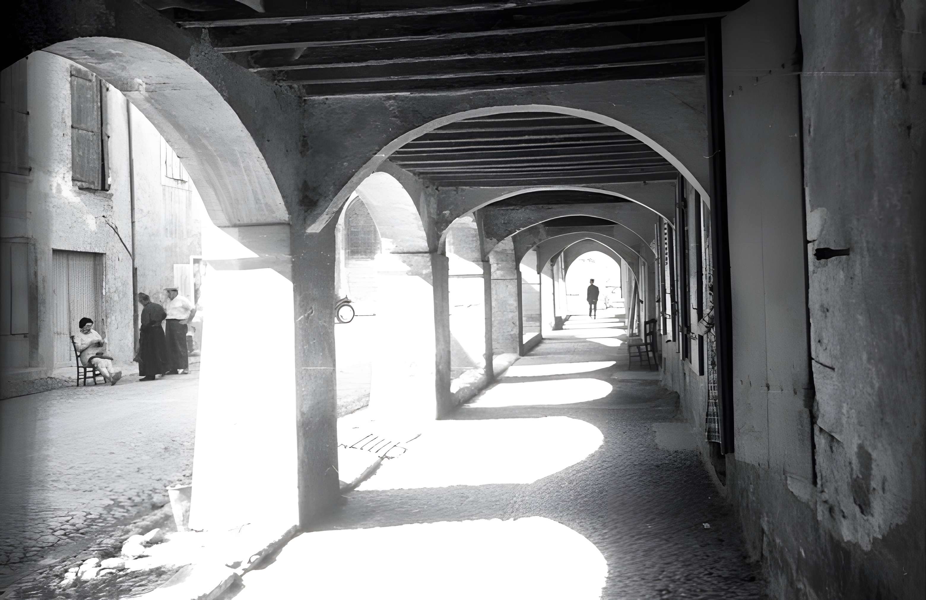 Maison à arcades Place de l'Église à Villeneuve-lès-Avignon