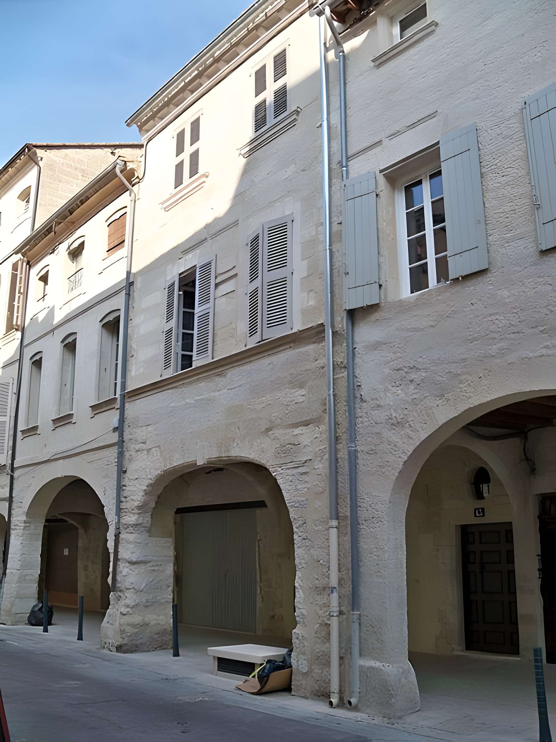 Maison à arcades Place de l'Église à Villeneuve-lès-Avignon