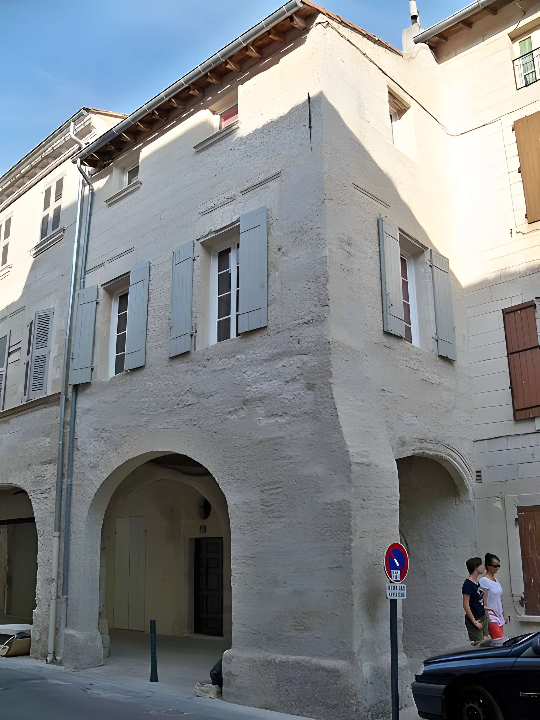 Maison à arcades Place de l'Église à Villeneuve-lès-Avignon
