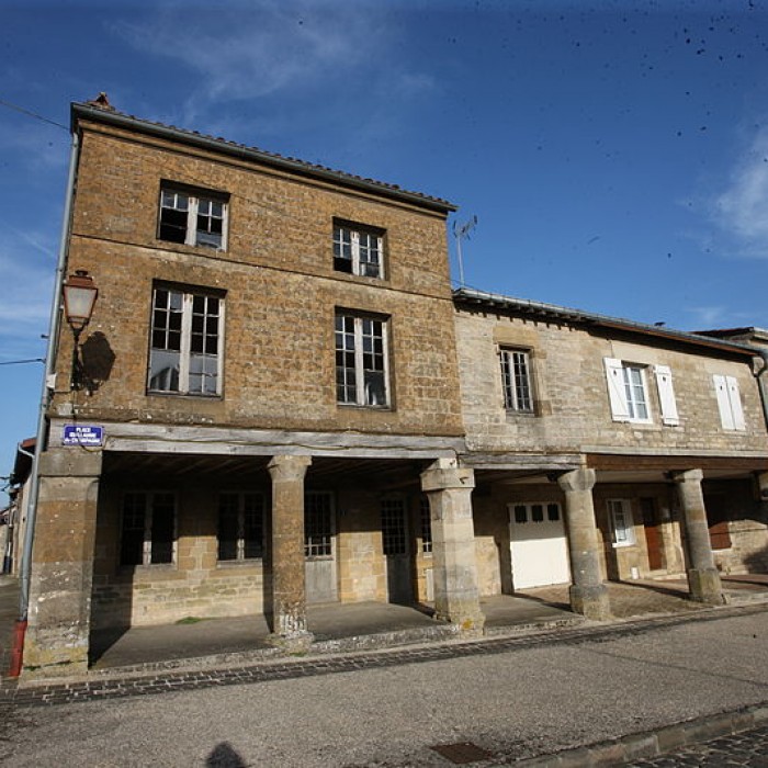 Photo de Maison à arcades Place Principale à Beaumont-en-Argonne