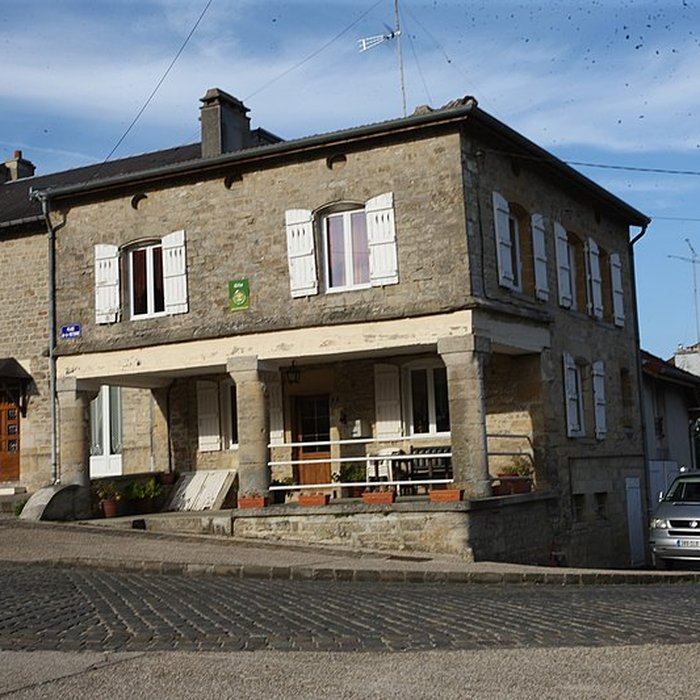 Photo de Maison à arcades Place Principale à Beaumont-en-Argonne