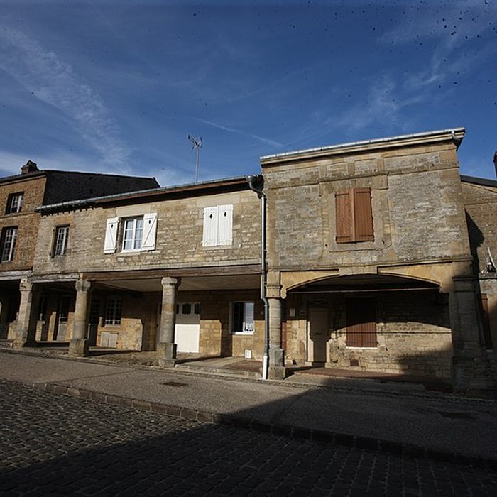 Photo de Maison à arcades Place Principale à Beaumont-en-Argonne
