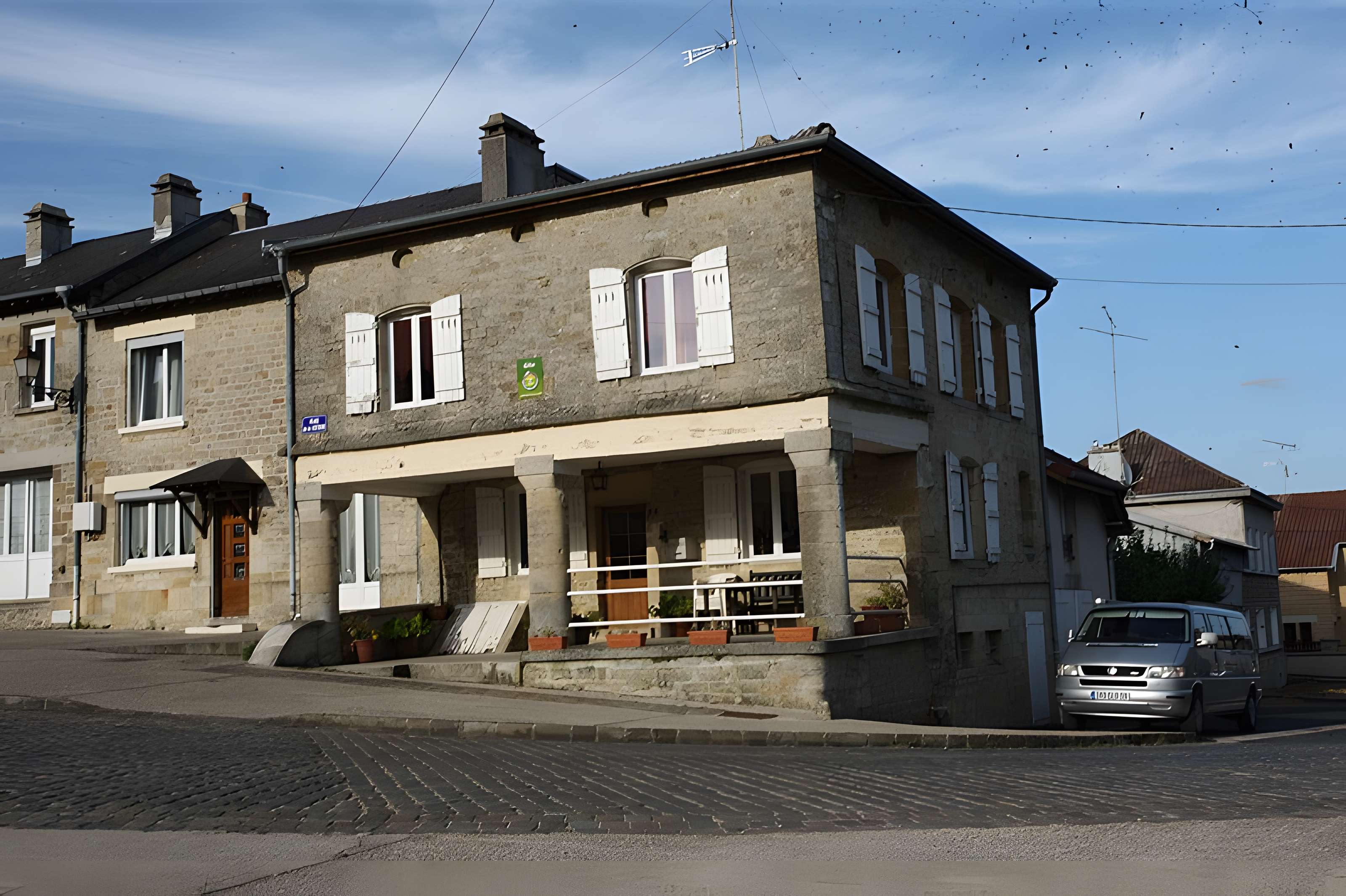 Maison à arcades Place Principale à Beaumont-en-Argonne