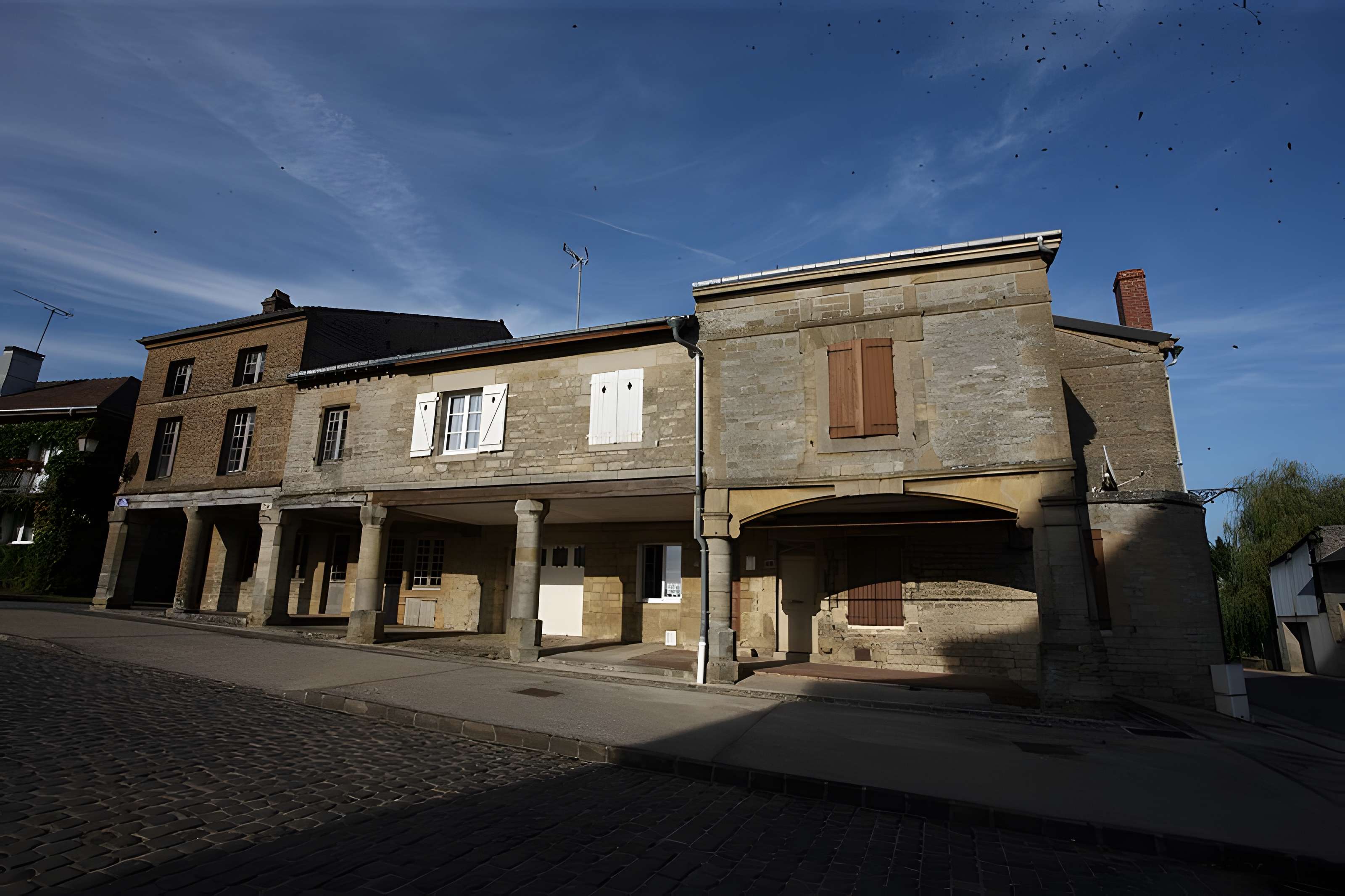 Maison à arcades Place Principale à Beaumont-en-Argonne