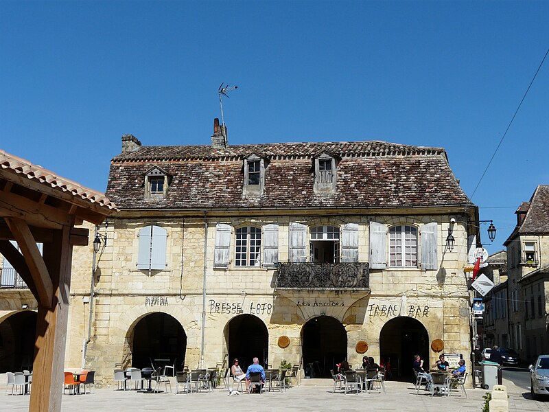 Maison à cornière, 16 Place Jean-Moulin à Beaumont-du-Périgord