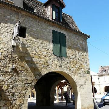 Maison à cornière, 2 Place Jean-Moulin à Beaumont-du-Périgord