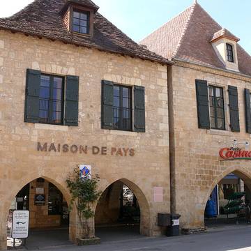 Maison à cornière, 8 Place Jean-Moulin à Beaumont-du-Périgord