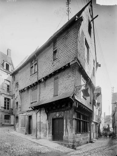 Maison à pans de bois, 34 Rue Voltaire à Chinon