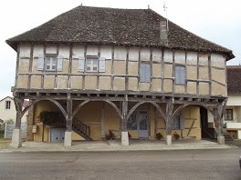 Photo de Maison à pans de bois, 4 Place du Vieux Marché à Mervans