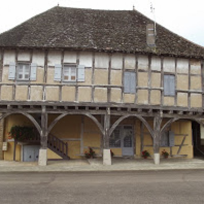 Photo de Maison à pans de bois, 4 Place du Vieux Marché à Mervans