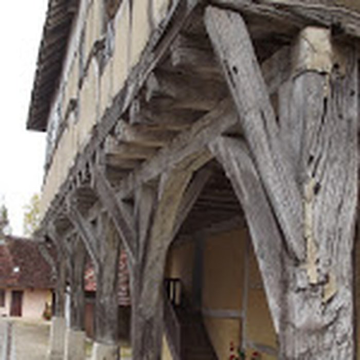 Photo de Maison à pans de bois, 4 Place du Vieux Marché à Mervans