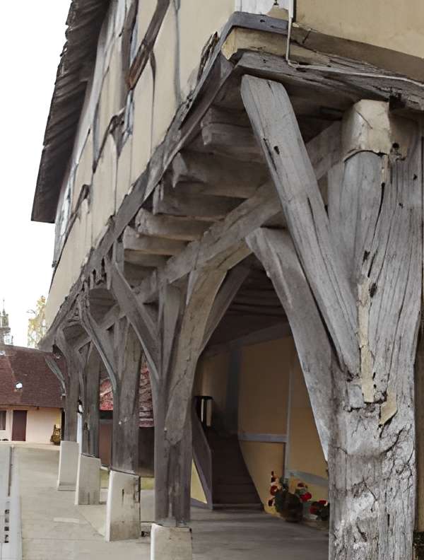 Maison à pans de bois, 4 Place du Vieux Marché à Mervans