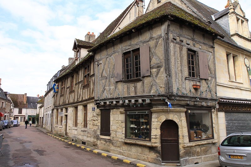 Photo de Maison à pans de bois, Place du Vieux-marché à Donzy