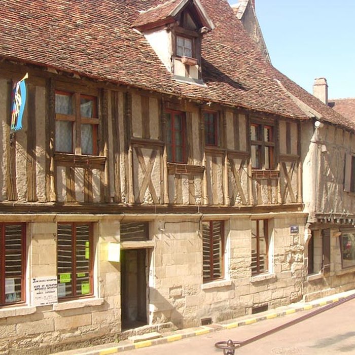 Photo de Maison à pans de bois, Place du Vieux-marché à Donzy