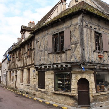 maison a pans de bois place du vieux marche a donzy