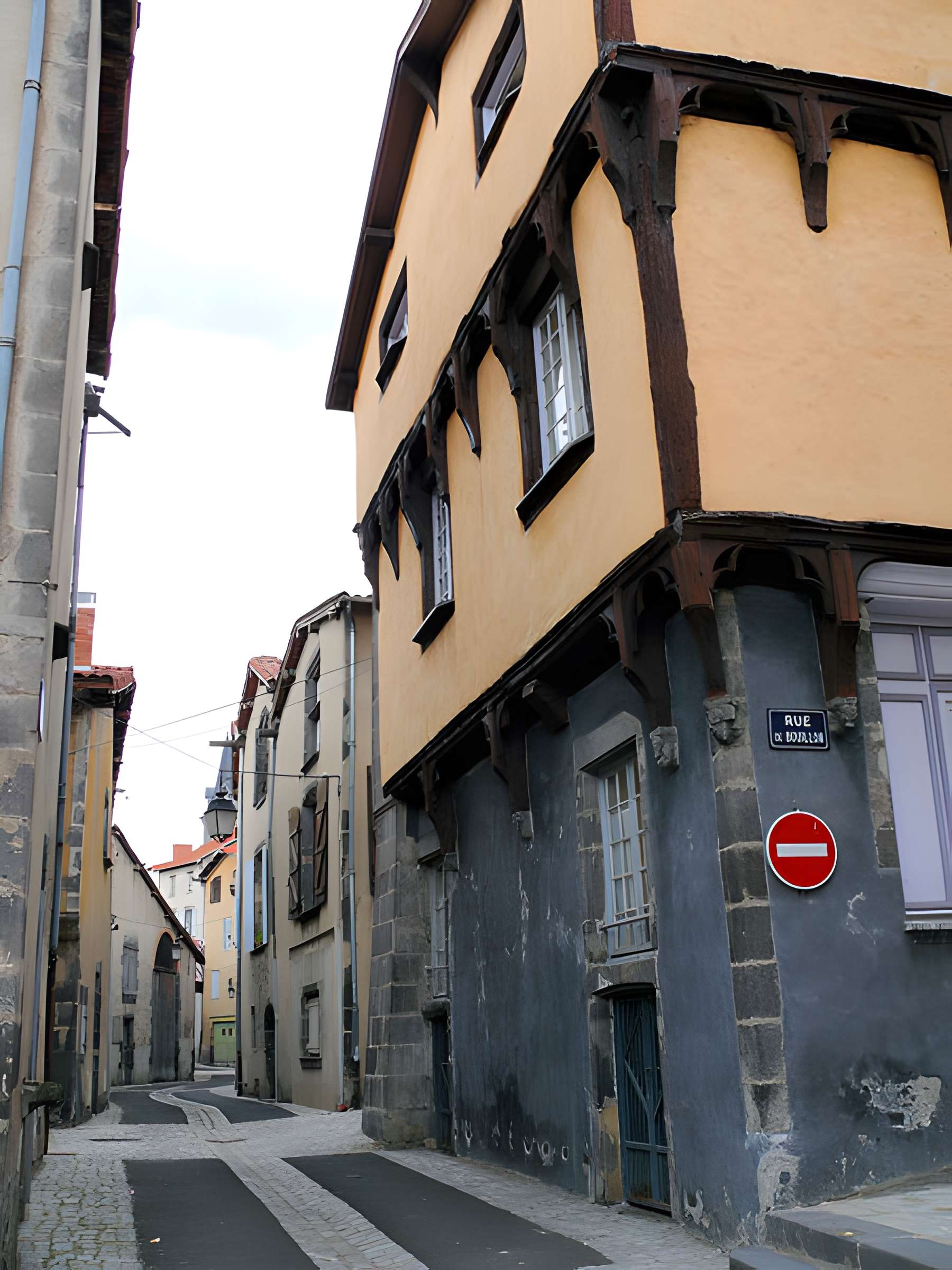 Maison à pans de bois, Rue de Bouillon à Maringues