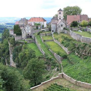 Maison de chanoinesse bénédictine du belvédère de la Rochette à Château-Chalon