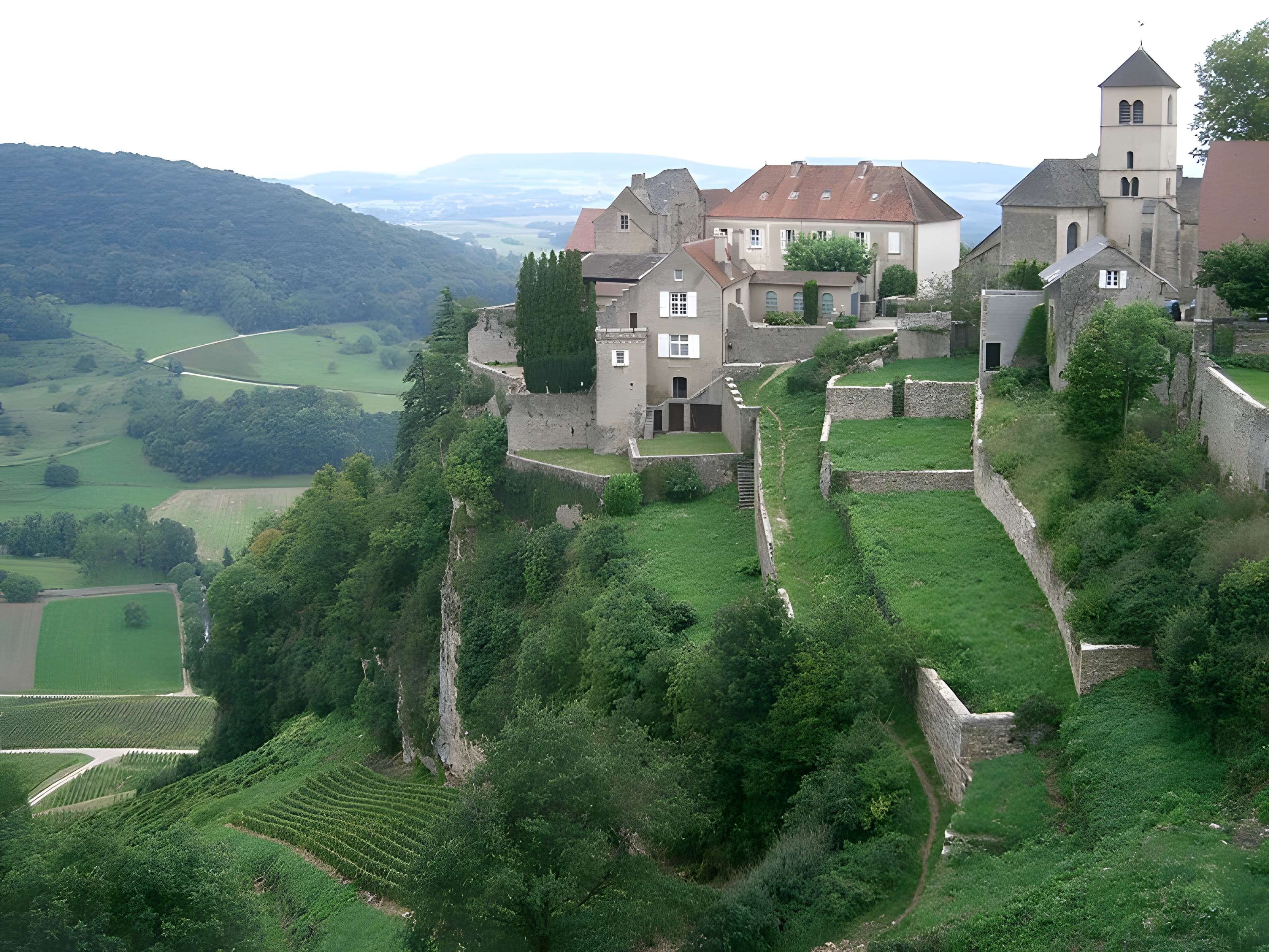 Maison de chanoinesse bénédictine du belvédère de la Rochette à Château-Chalon 