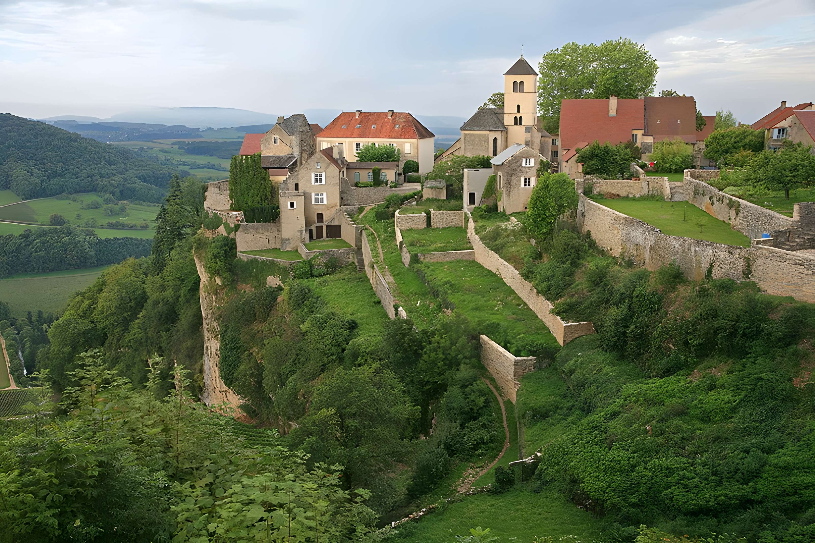 Maison de chanoinesse bénédictine du belvédère de la Rochette à Château-Chalon