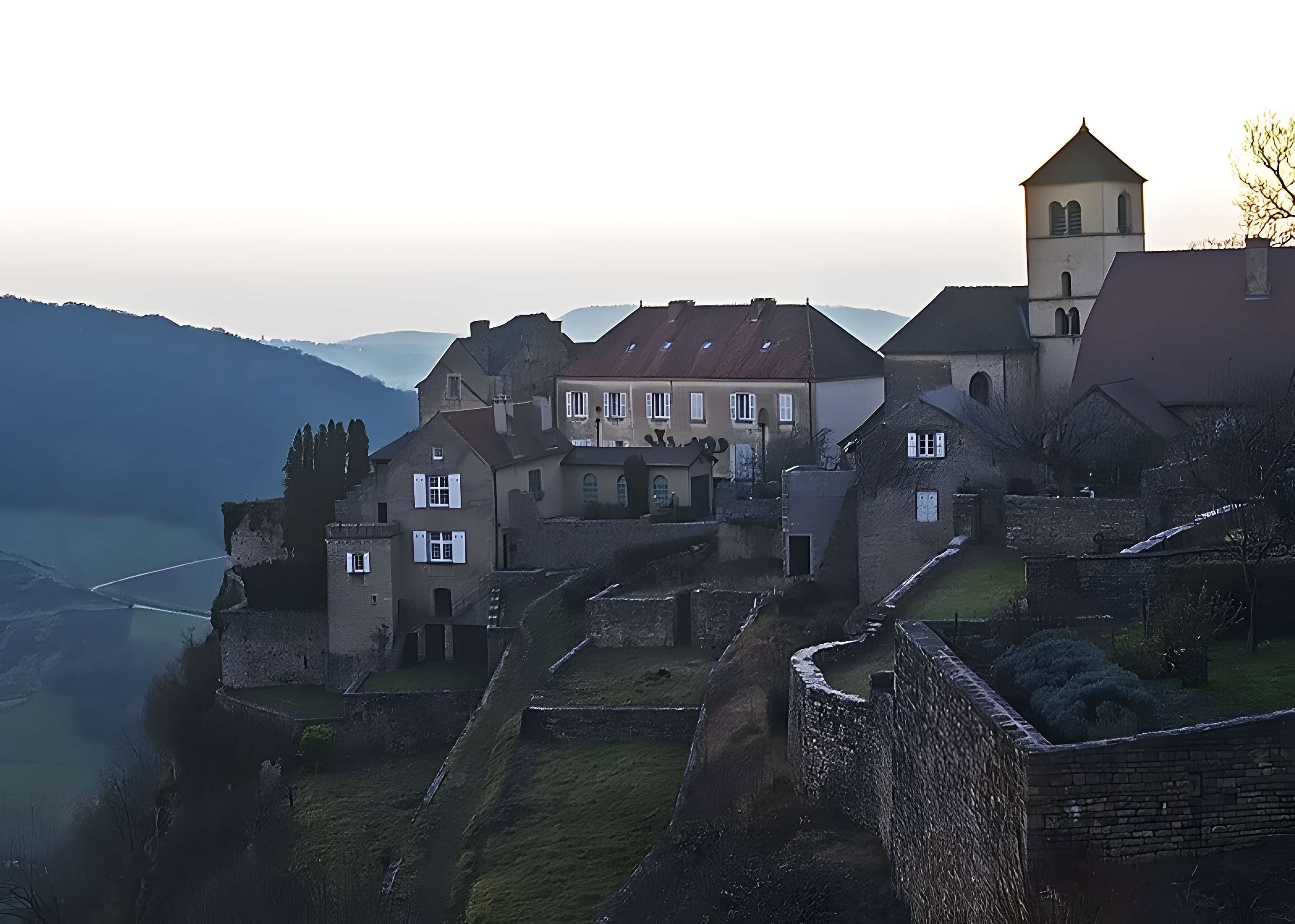Maison de chanoinesse bénédictine du belvédère de la Rochette à Château-Chalon