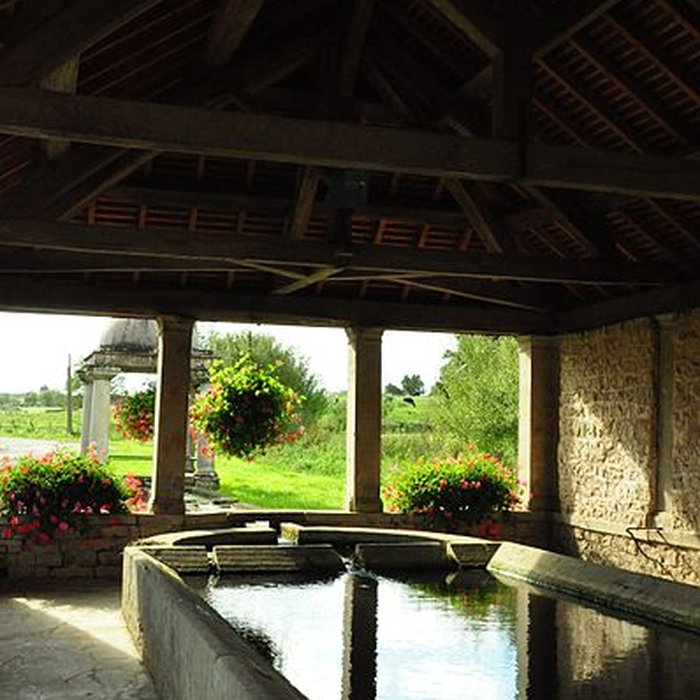 Photo de Grande fontaine-lavoir de Velotte