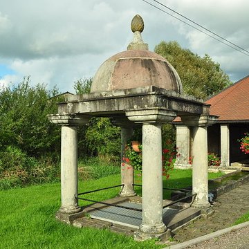 Grande fontaine-lavoir de Velotte
