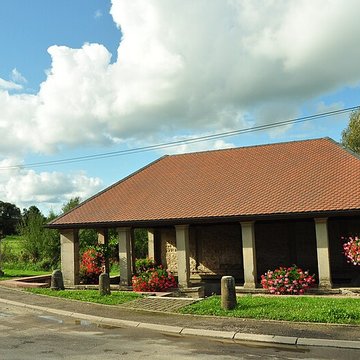 Grande fontaine-lavoir de Velotte