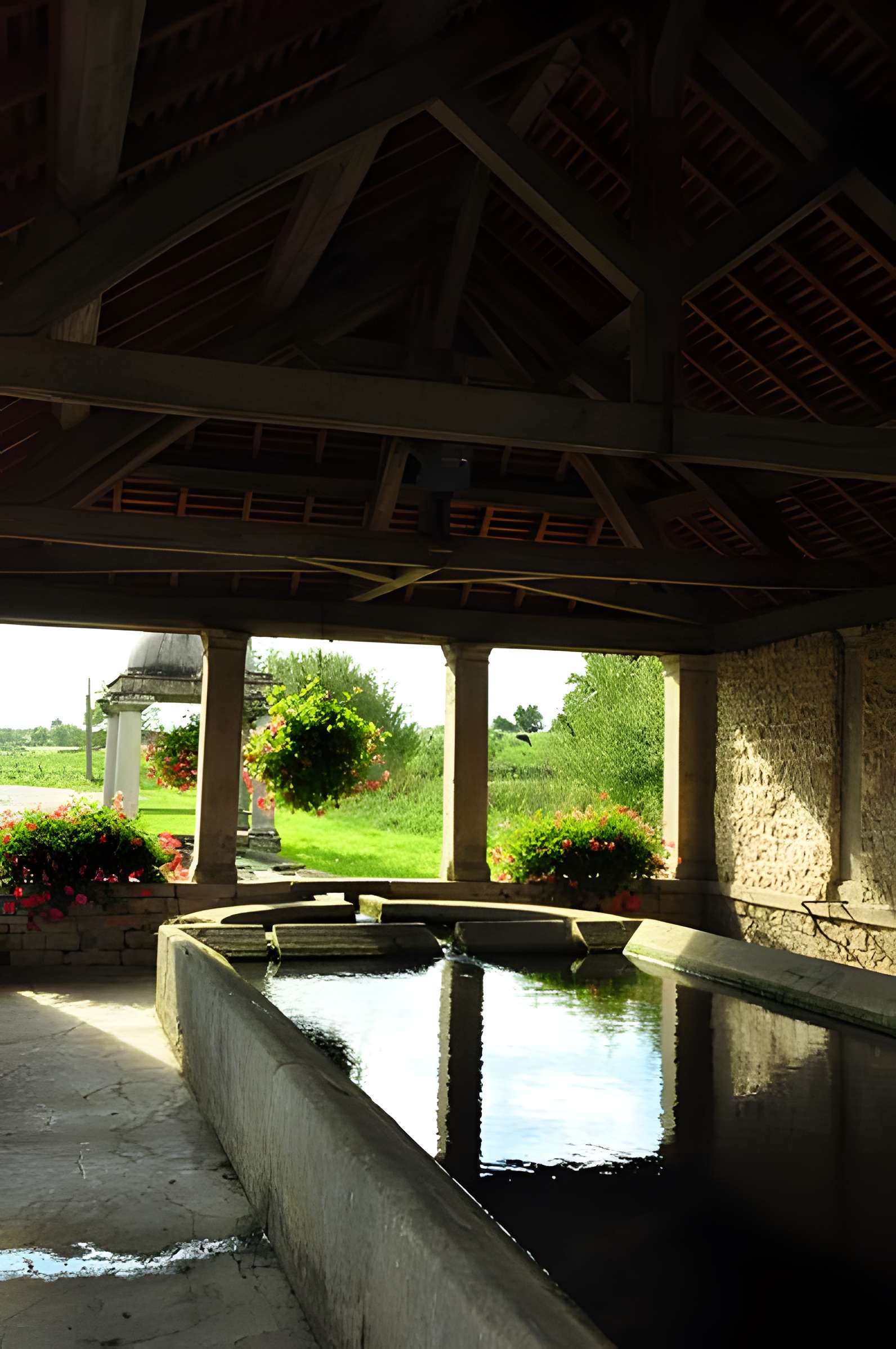Grande fontaine-lavoir de Velotte