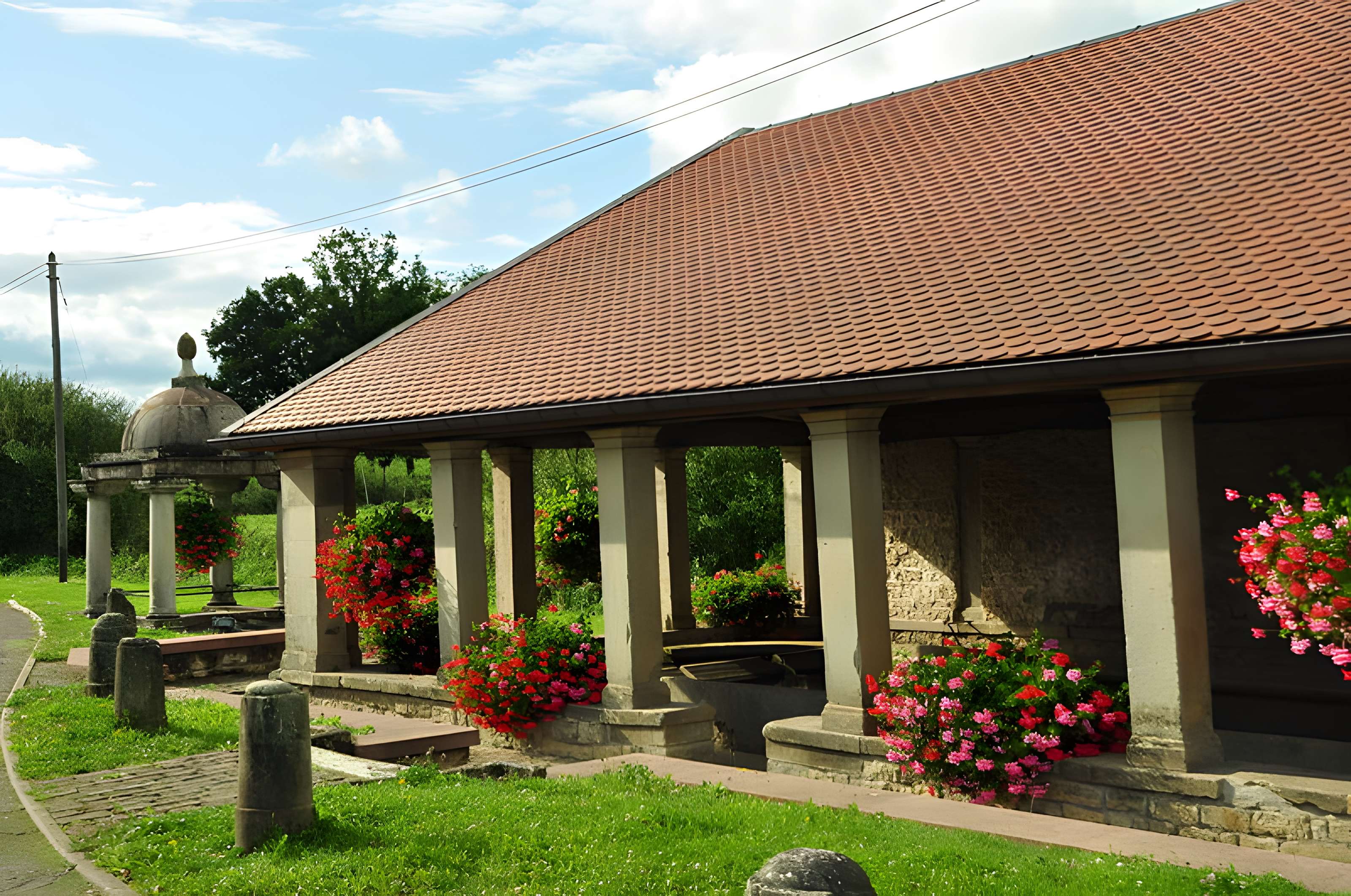 Grande fontaine-lavoir de Velotte