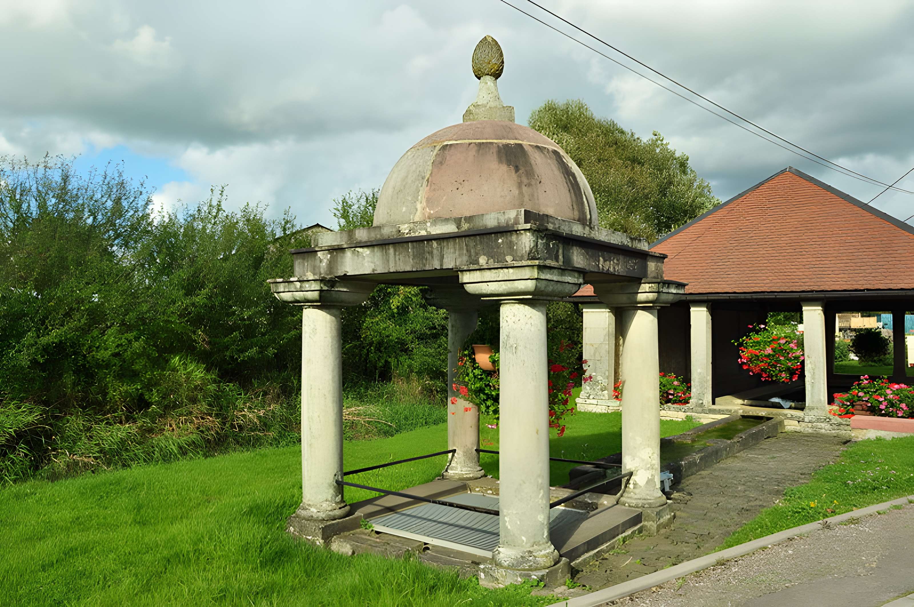 Grande fontaine-lavoir de Velotte