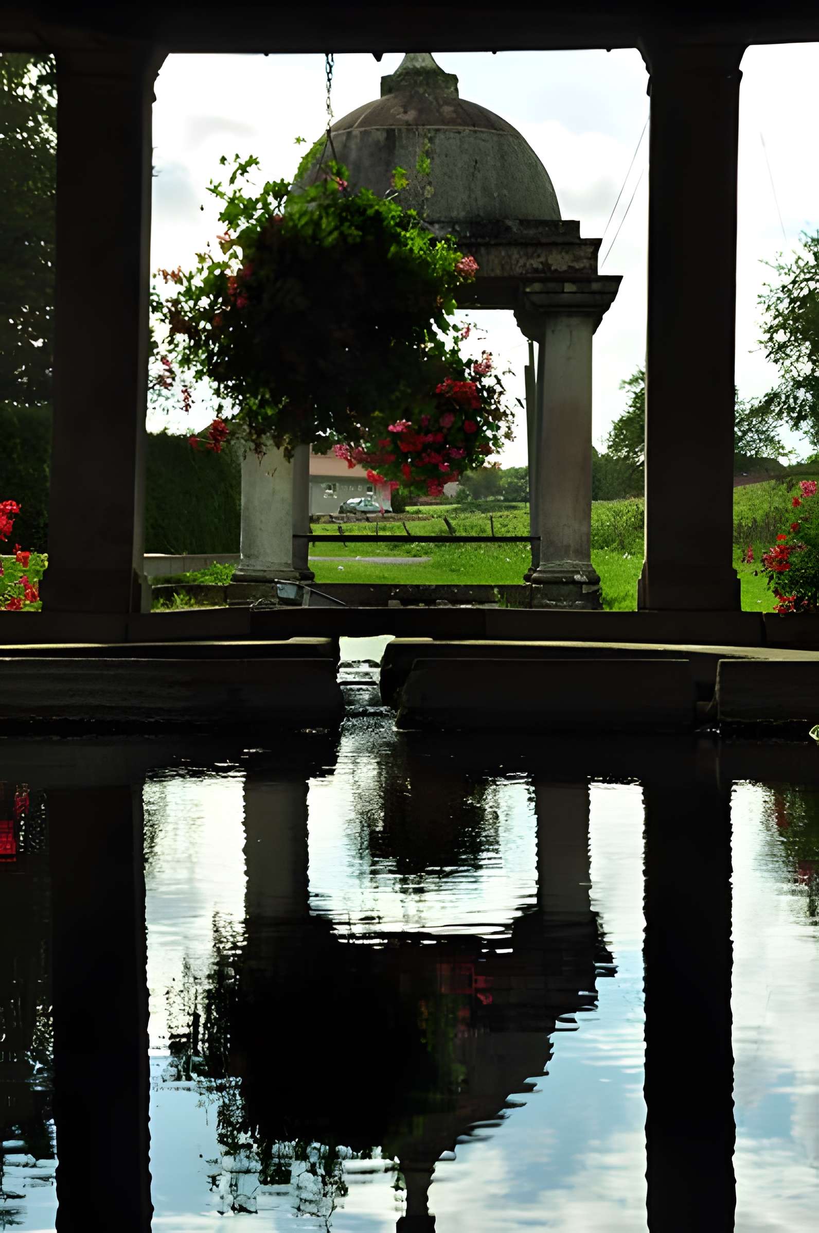 Grande fontaine-lavoir de Velotte